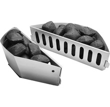 Deux paniers à charbon de bois en métal remplis de briquettes de charbon de bois.