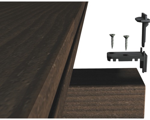 Detailansicht einer Holzplatte mit Montagezubehör wie Schrauben und Winkel