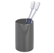 Deux brosses à dents dans un gobelet gris