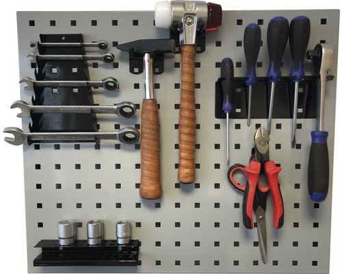 Werkzeugwand mit Hämmern, Schraubenschlüsseln, Schraubenziehern, Zangen und Steckschlüsseleinsätzen