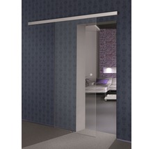 Raumansicht mit Glasschiebetür vor gemusterter Wand