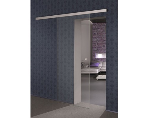 Raumansicht mit Glasschiebetür vor gemusterter Wand