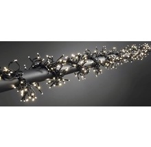 LED-Lichterkette mit warmweissem Licht um einen Stab gewickelt