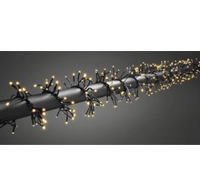 Lichterkette mit warmweissen Lichtern um einen Stab gewickelt