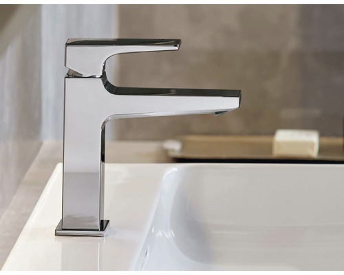 Mitigeur de lavabo moderne en métal sur un lavabo