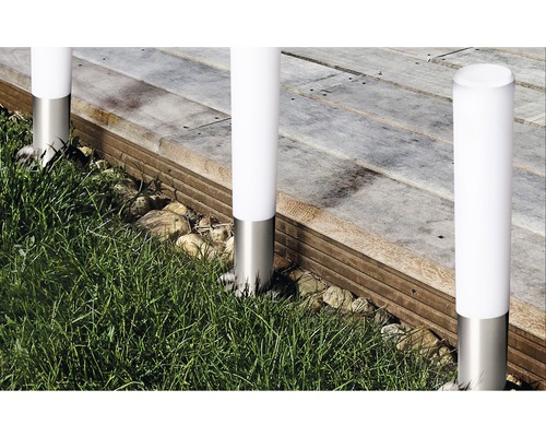 Szene mit mehreren Edelstahl Leuchten im Garten