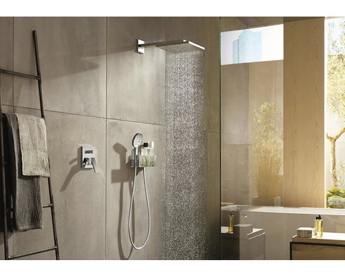 Salle de bains moderne avec douche à effet pluie, douchette et porte-serviettes