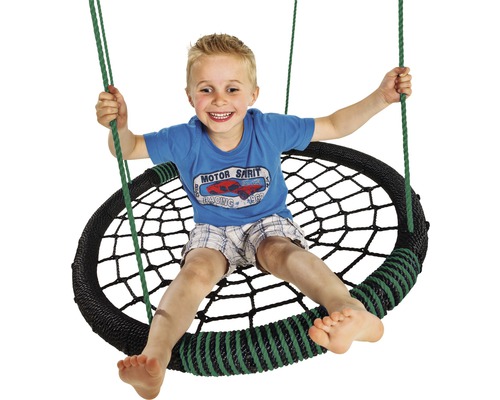 Enfant assis sur une balançoire ronde avec des cordes