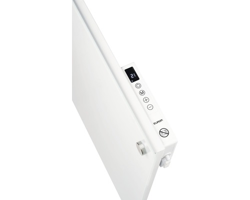 Gros plan d''un radiateur électrique blanc avec écran et panneau de commande.