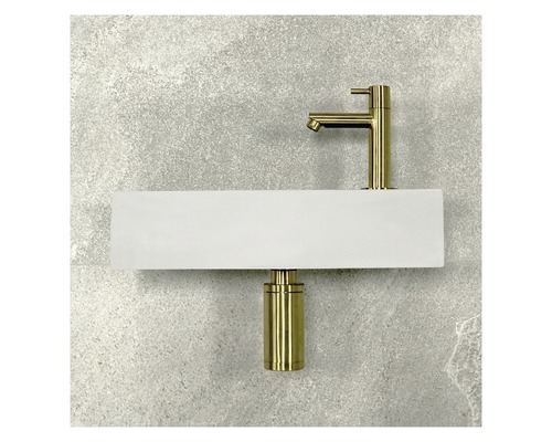 Auf einem Waschbecken montierte Armatur und Siphon vor einer Wand