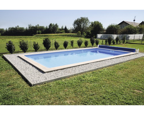 Piscine rectangulaire avec couverture de piscine bleue dans le jardin