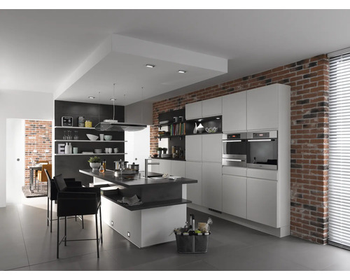 Cuisine moderne avec îlot de cuisine, armoires encastrées et mur de briques