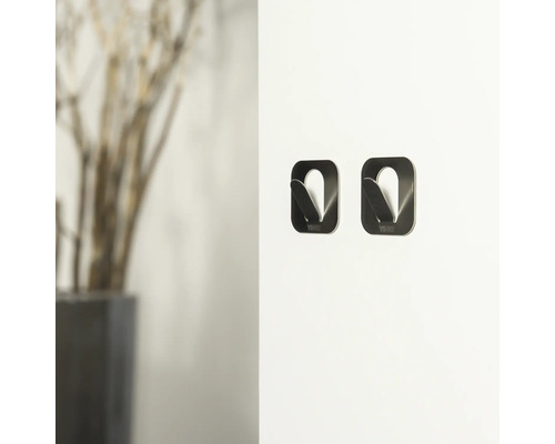 Deux crochets autocollants sur un mur