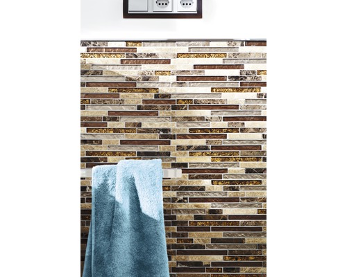 Mosaikfliesenwand mit Handtüchern und Steckdosen