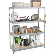 Regal mit Gartenwerkzeug, Pflanzgefäßen und Umzugskartons