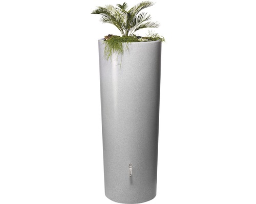 Regentonne aus Kunststoff mit Wasserhahn und Bepflanzung