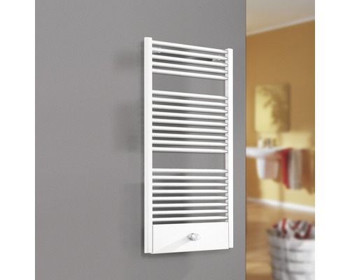 Radiateur sèche-serviettes blanc fixé au mur