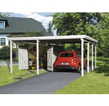 Un carport en bois avec un abri de jardin attenant et une voiture rouge en dessous.