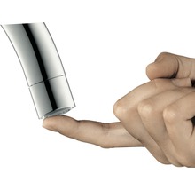 Gros plan sur l''extrémité d''un robinet touchée par un doigt
