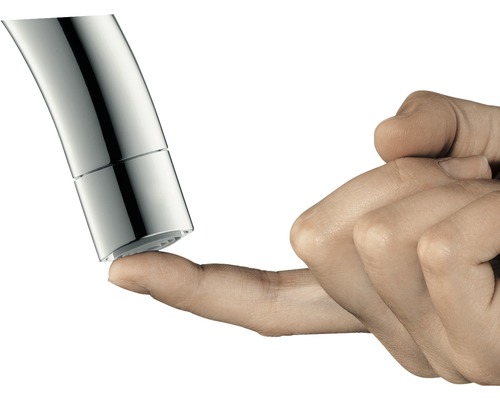 Gros plan sur l''extrémité d''un robinet touchée par un doigt