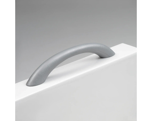 Poignée en métal sur surface blanche