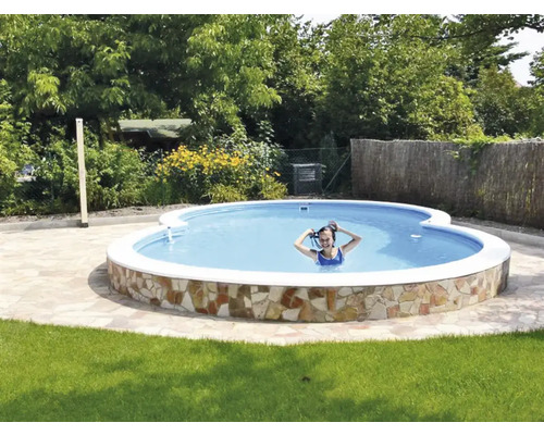 Piscine de jardin avec bordure en pierre et personne dans l''eau