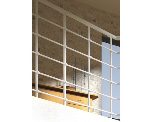 Garde-corps de balcon en métal devant un mur de briques