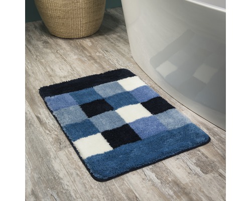 Tapis de bain à carreaux bleus dans la salle de bain.