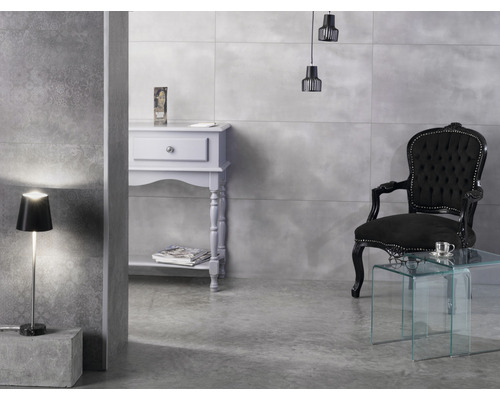 Panneau en plastique G x Wall+ Grey Flower 900 x 450 x 5 mm Salon moderne avec carrelage gris, lampe, console, fauteuil et table en verre
