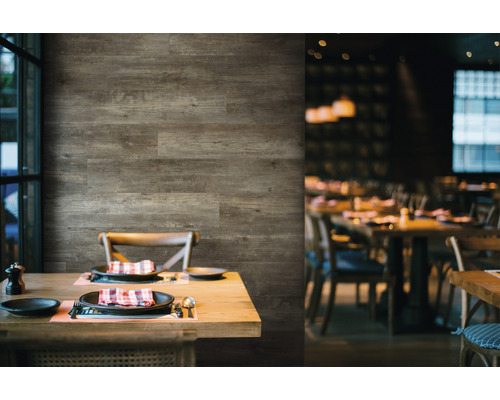 Panneau en plastique G x Wall+ Cargo Wood 1200 x 170 x 5 mm Restaurant avec revêtement mural en bois et table dressée