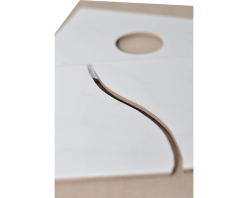 Vue détaillée d''une plaque en bois avec une cavité et une fente