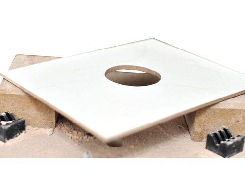 Plaque carrée avec trou pour travaux de construction