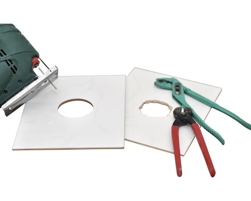 Carreaux avec trou, travaillés avec une scie sauteuse et une pince