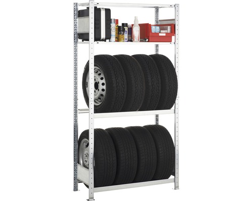 Regal mit Reifen und Aufbewahrungsboxen