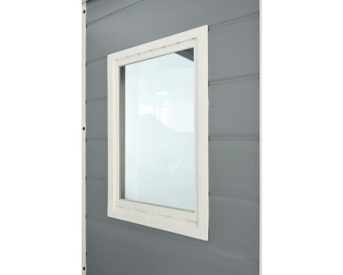 Fenster mit Rahmen in einem Gartenhaus
