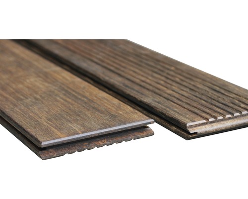 Terrassendielen aus Holz mit glatter und geriffelter Oberfläche
