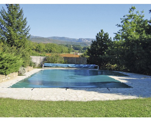 Piscine avec couverture de piscine dans le jardin