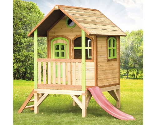 Maisonnette en bois avec toboggan dans le jardin