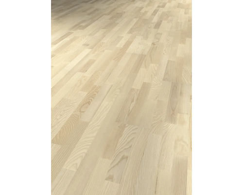 Verlegtes helles Holzbodenparkett