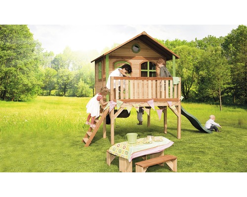 Aire de jeux avec cabane dans les arbres, toboggan et table de pique-nique dans le jardin