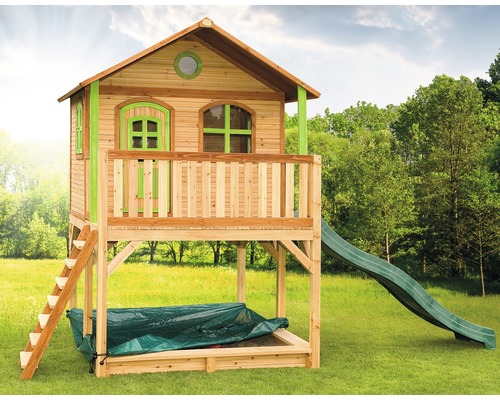 Maisonnette en bois avec toboggan, bac à sable et échelle dans le jardin