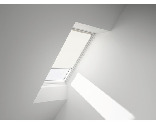 Store tamisant VELUX beige uni à commande manuelle cadre aluminium RFL U10 1086S Fenêtre de toit avec store dans une pièce blanche