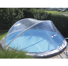 Schwimmbecken mit transparenter Überdachung im Garten