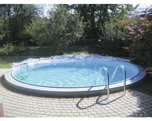 Piscine ronde dans le jardin avec échelle et couverture