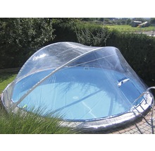Rundes Schwimmbecken mit transparenter Überdachung im Garten