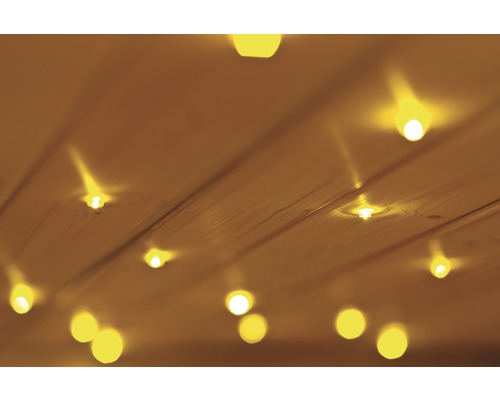 Éclairage de plafond avec plusieurs points lumineux dans une pièce.