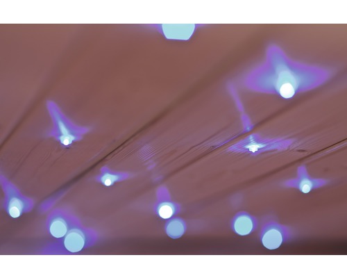 Plafond en bois avec éclairage décoratif