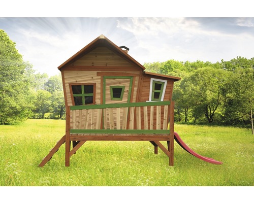 Cabane de jeu en bois avec toboggan dans le jardin