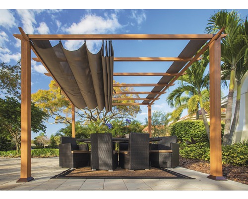 Pergola avec protection solaire et ensemble de salle à manger dans le jardin