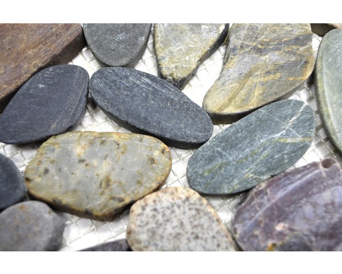 Pierres naturelles décoratives sur un filet